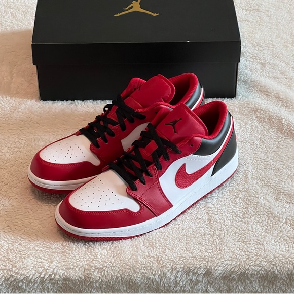 NWOT Nike Men’s Air Jordan 1 Bulls 553558-163 Athletic Sneakers Size 12. - Picture 1 of 6
